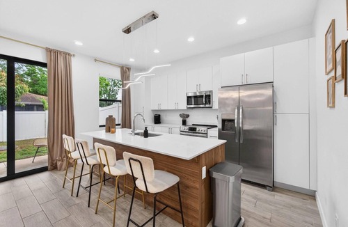 Pinecrest West Park House | Modern Comfort for Groups | 2 Units Side by Side | Stadiums Nearby