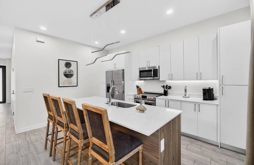 Pinecrest West Park House | Modern Comfort for Groups | 2 Units Side by Side | Stadiums Nearby