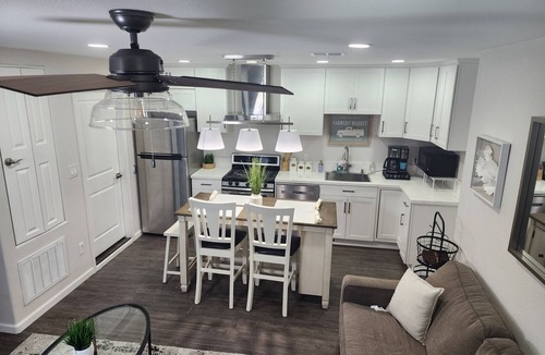 El Centro House | Modern Comfort- Full Kitchen + Private Parking- Ideal for Professionals