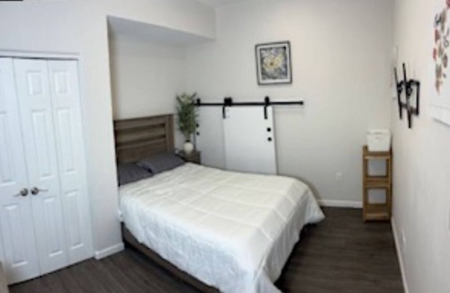 El Centro House | Modern Comfort- Full Kitchen + Private Parking- Ideal for Professionals