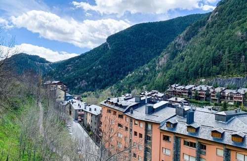 Arinsal Apartment | Modern comfort in Arinsal, includes parking, close to slopes