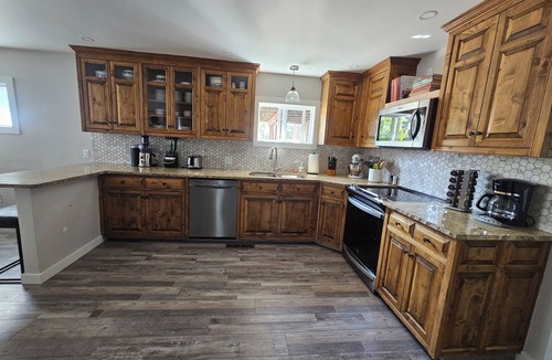 Victor House | Modern Comfort in Downtown Victor