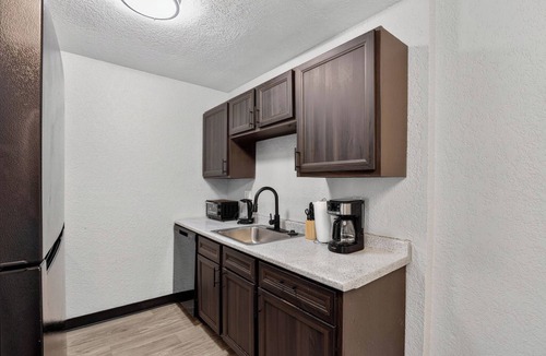 South Kansas City Apartment | Modern Comfort in Hillcrest