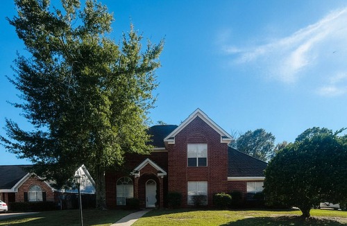 Mobile House | Modern Comfort Meets Homey Charm – Your Perfect 3-Bedroom Getaway