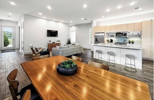 Central Southwest House | Modern Comfort Near Downtown Houston.Stylish 3BR Retreat with Private Yard