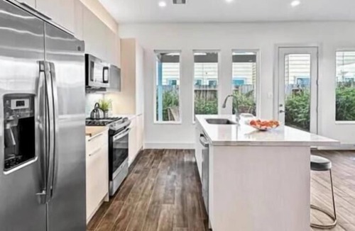 Central Southwest House | Modern Comfort Near Downtown Houston.Stylish 3BR Retreat with Private Yard