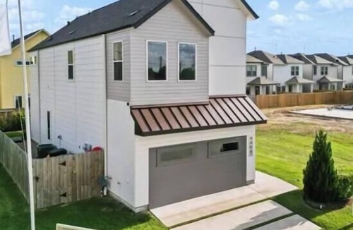 Central Southwest House | Modern Comfort Near Downtown Houston.Stylish 3BR Retreat with Private Yard