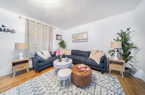 Akron House | Modern Comfort Near Everything king bed