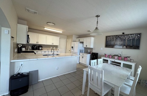 Central Southwest House | Modern comfort near Medical Center
