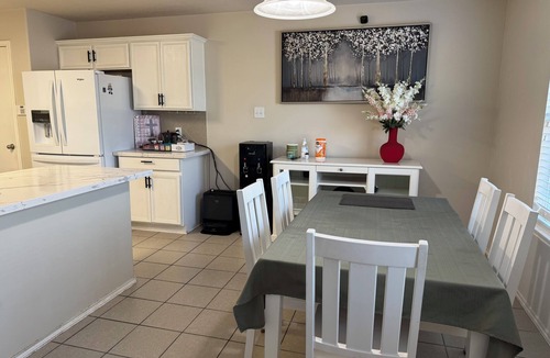 Central Southwest House | Modern comfort near Medical Center