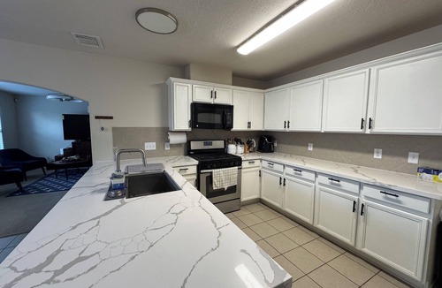 Central Southwest House | Modern comfort near Medical Center