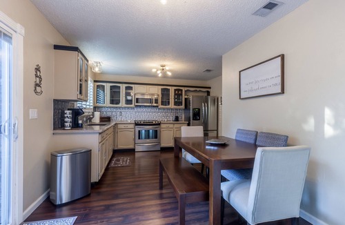 Lewisville House | Modern Comfort Near DFW 9.4⭐ Rated Backyard Sunsets