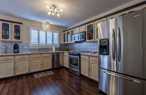 Lewisville House | Modern Comfort Near DFW 9.4⭐ Rated Backyard Sunsets