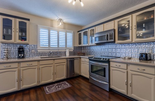 Lewisville House | Modern Comfort Near DFW 9.4⭐ Rated Backyard Sunsets