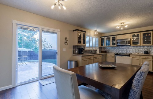 Lewisville House | Modern Comfort Near DFW 9.4⭐ Rated Backyard Sunsets