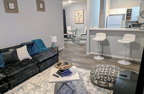 Olathe House | Modern Comfort Retreat. 5mins to Highways, Shopping & Dining!