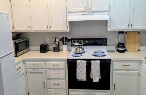 Olathe House | Modern Comfort Retreat. 5mins to Highways, Shopping & Dining!