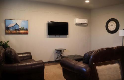 Floydada House | Modern Comfort Suite - Villa B