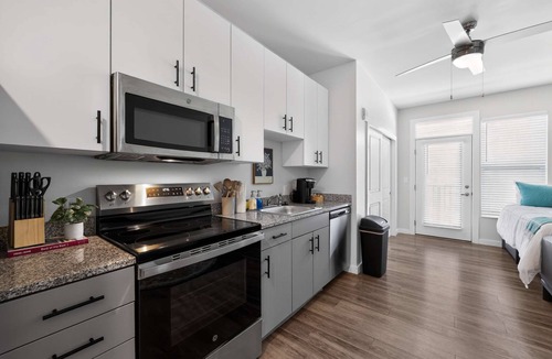 CUF Apartment | Modern Comfort Vibes with Desk, Balcony & Near UC