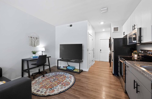 CUF Apartment | Modern Comfort Vibes with Desk, Balcony & Near UC