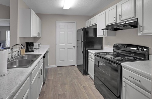 Sand Ridge Apartment | Modern Comfort w/Balcony, Kitchen & WiFi