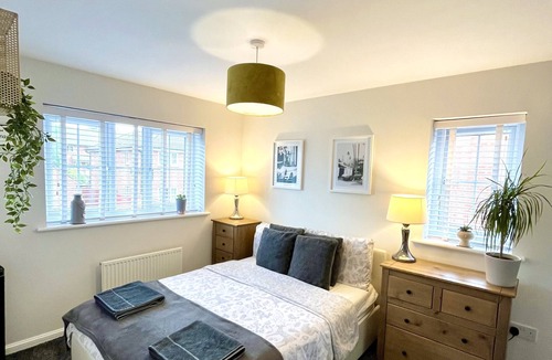 Church Gresley House | Modern comfortable Two Bedroom Home