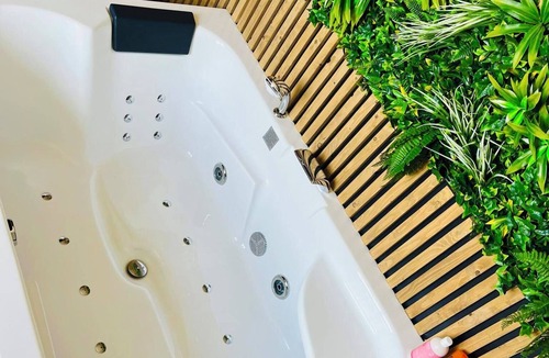 Maubeuge House | Modern, comfortable 2-bedroom gîte with whirlpool bath & sauna