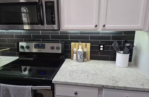 Lake City House | Modern, comfortable 2 BR, 1 bath, full kitchen.