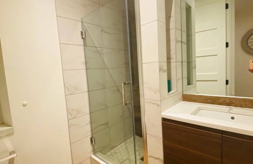 Manhattan Beach Apartment | Modern comfortable room with its own bathroom