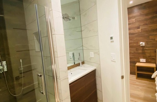 Manhattan Beach Apartment | Modern comfortable room with its own bathroom