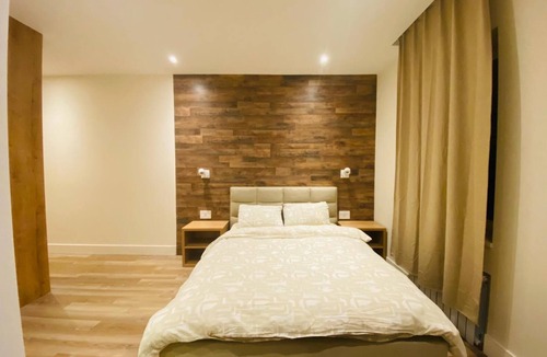 Manhattan Beach Apartment | Modern comfortable room with its own bathroom