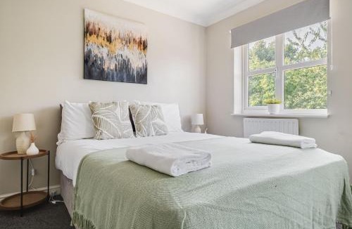 Bedford Apartment | Modern & Comfortable with Free Parking