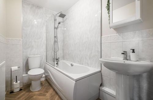 Bedford Apartment | Modern & Comfortable with Free Parking