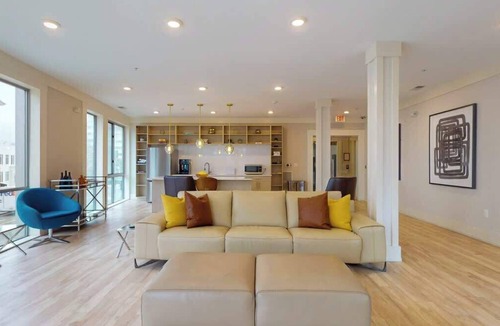 Downtown Apartment | Modern Comforts ,Free Gym Access