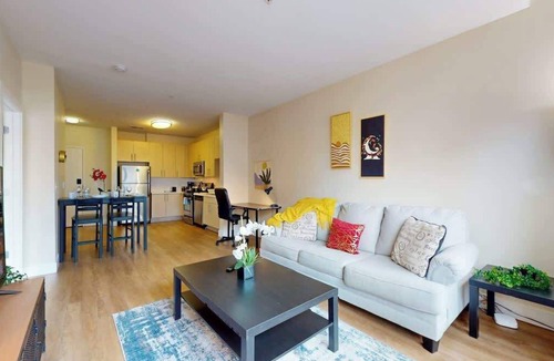 Downtown Apartment | Modern Comforts ,Free Gym Access