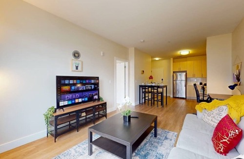 Downtown Apartment | Modern Comforts ,Free Gym Access