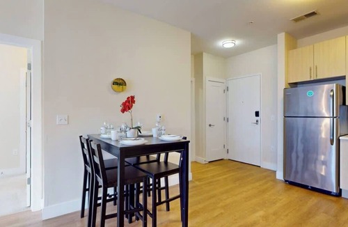 Downtown Apartment | Modern Comforts ,Free Gym Access