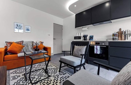 Fortis Green Apartment | Modern Comforts 2 BD Flat - Sleeps 5