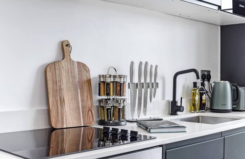 Fortis Green Apartment | Modern Comforts 2 BD Flat - Sleeps 5