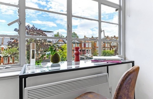 Fortis Green Apartment | Modern Comforts 2 BD Flat - Sleeps 5