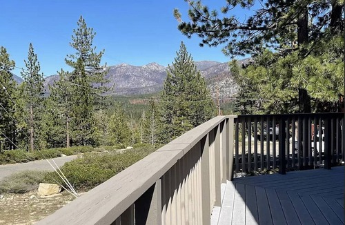 South Lake Tahoe Cabin | Modern Comfy Cabin in South Lake Tahoe w/a Hot Tub!