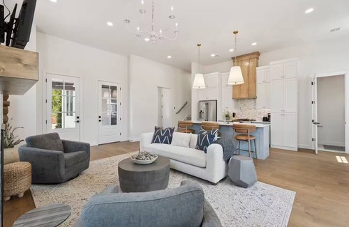 Wheatland House | Modern & Comfy Gem - Walk to Shops & Food