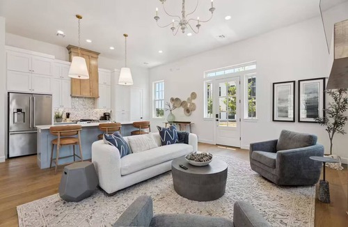 Wheatland House | Modern & Comfy Gem - Walk to Shops & Food