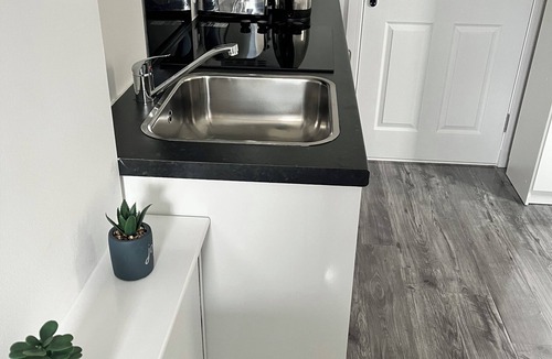 Glasgow Apartment | Modern Comfy One bed apartment - with Free parking