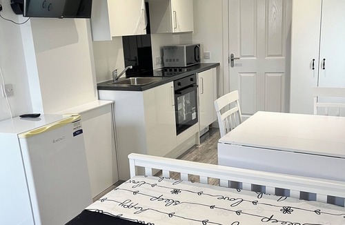 Glasgow Apartment | Modern Comfy One bed apartment - with Free parking