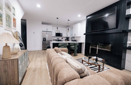 Woodlawn Condo | Modern Condo 6 Min to UChicago & Hospitals with Free Parking