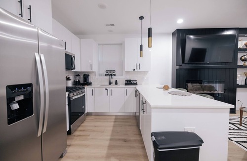 Woodlawn Condo | Modern Condo 6 Min to UChicago & Hospitals with Free Parking