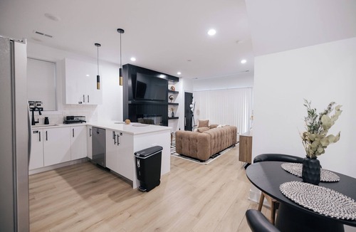 Woodlawn Condo | Modern Condo 6 Min to UChicago & Hospitals with Free Parking