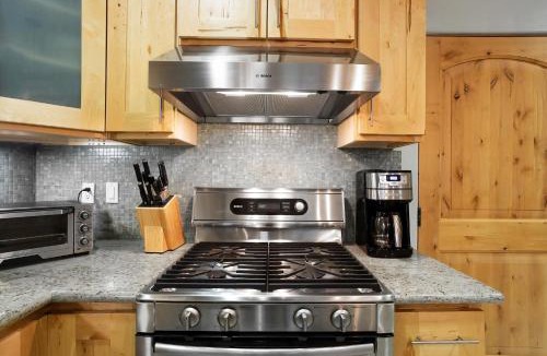 Bear Valley Apartment | Modern Condo - EV Charger - SM 301