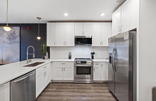 Rolling Mill Hill House | Modern Condo for 6 with Rooftop & Gym Near DT